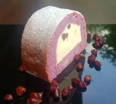 Ivory Choco Berry Cake With Red Bean